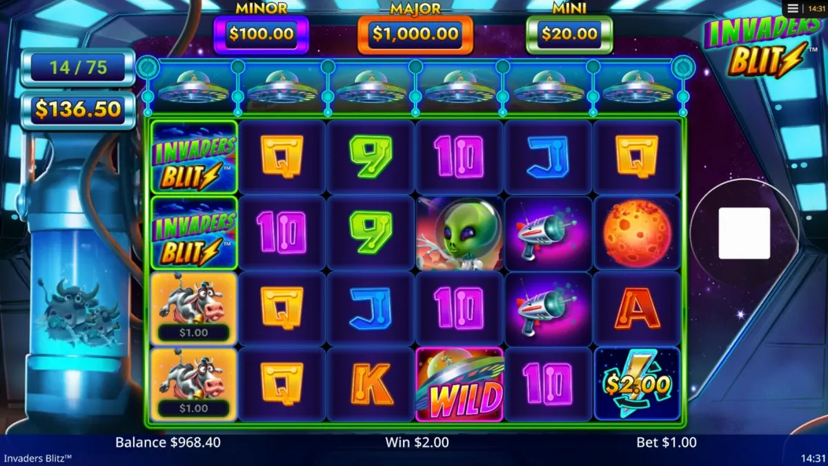 หน้าจอเกมสล็อต Invaders Blitz ที่แสดงสัญลักษณ์วัวต่างดาวและยานอวกาศ